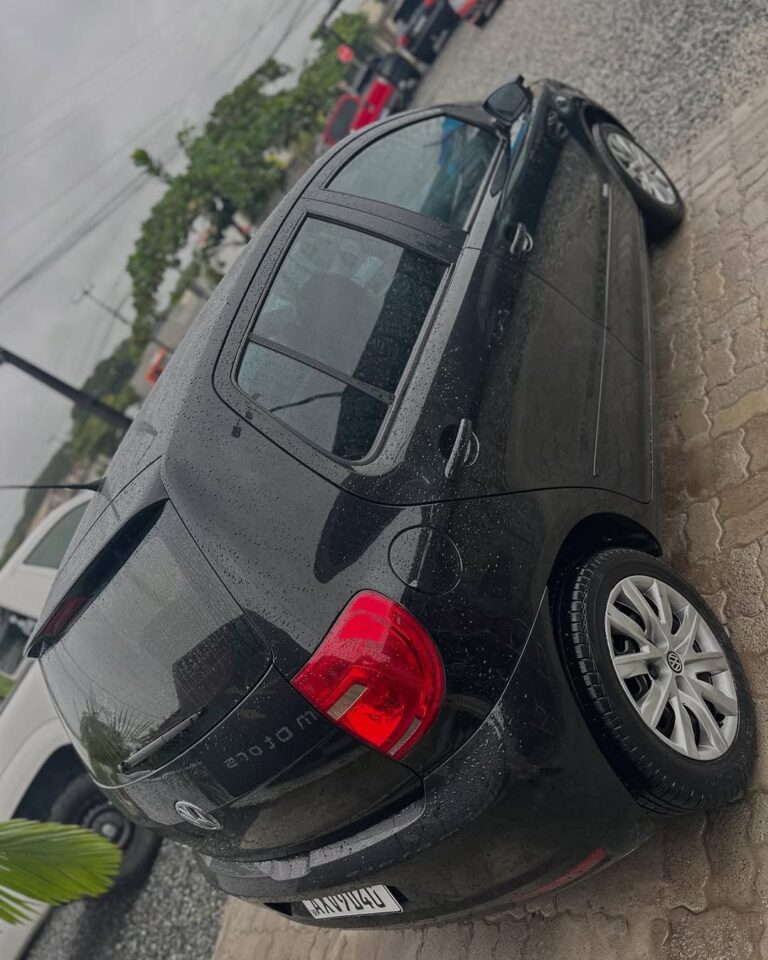 Disponível Volkswagen Fox 1.0 Mi Total flex Modelo frente g6 Ar condicionado Vidros elétricos Direção hidráulica Manual 5 marchas Retrovisor elétrico Setas nós retrovisores R$42.900 (4)