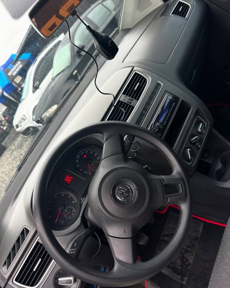 Disponível Volkswagen Fox 1.0 Mi Total flex Modelo frente g6 Ar condicionado Vidros elétricos Direção hidráulica Manual 5 marchas Retrovisor elétrico Setas nós retrovisores R$42.900 (6)