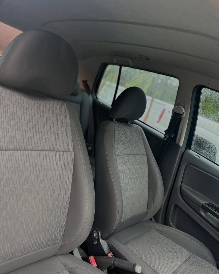 Disponível Volkswagen Fox 1.0 Mi Total flex Modelo frente g6 Ar condicionado Vidros elétricos Direção hidráulica Manual 5 marchas Retrovisor elétrico Setas nós retrovisores R$42.900 (7)