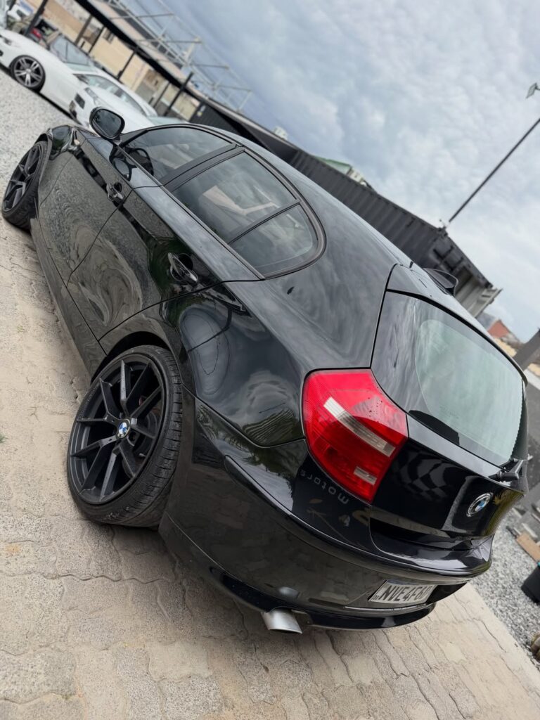 🟢🟢 DISPONÍVEL 🟢🟢🚗 BMW 118i – 2011Financiamos com entradaAceitamos seu usado na troca• Motor (4)